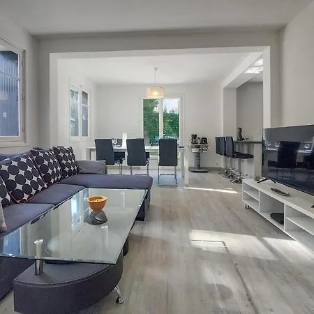 4 Bedroom Amazing Home In Royan Prázdninový dům *